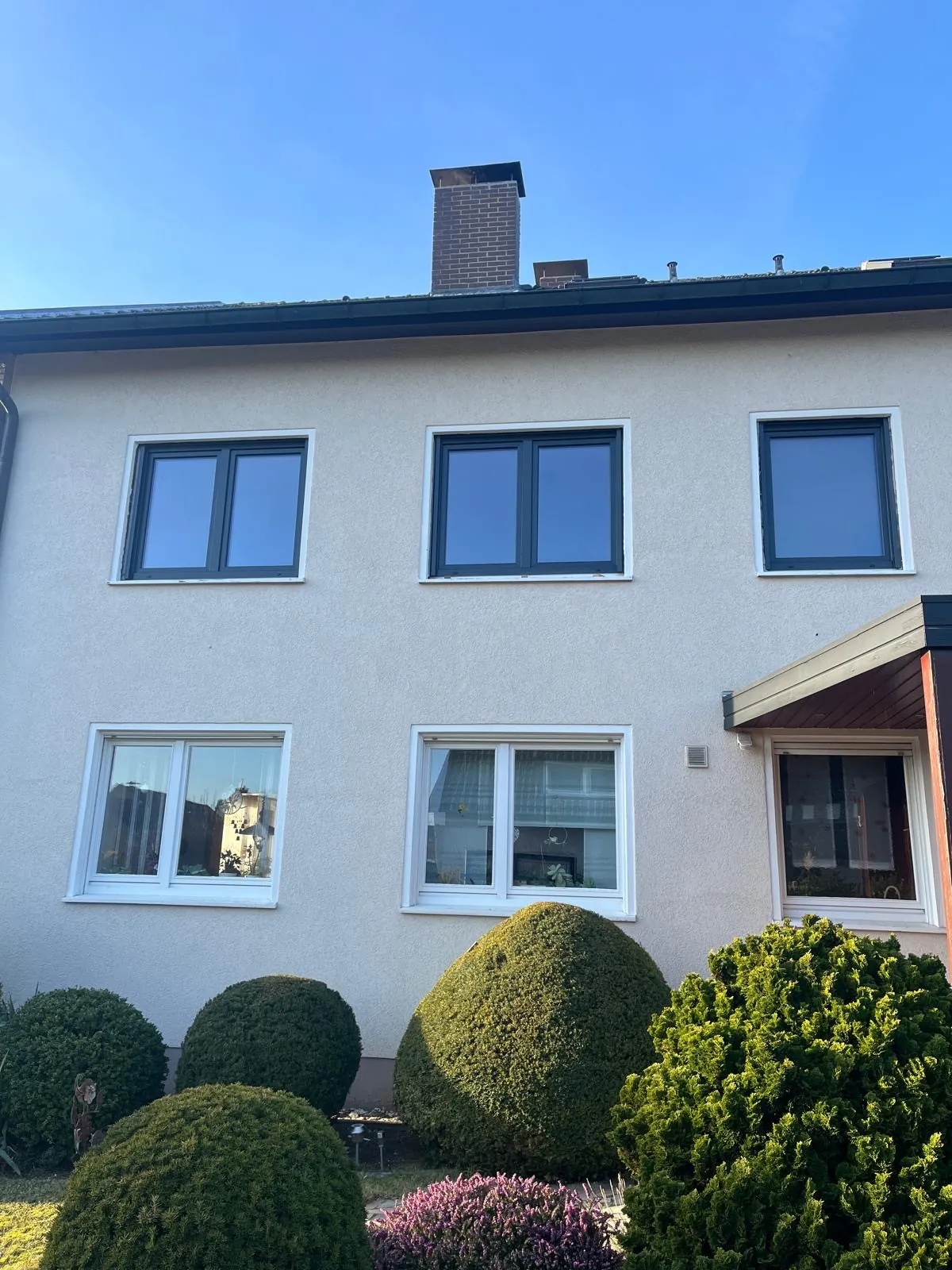 Referenz – Fassade mit neuen Fenstern nach Sanierung