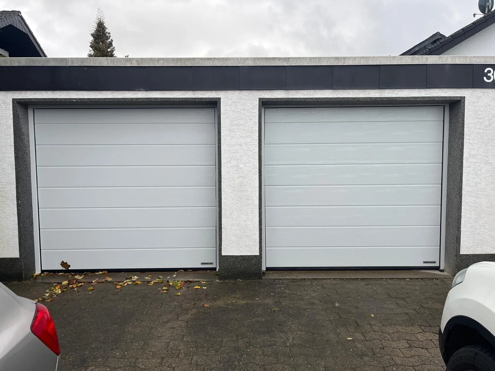 Referenz – zwei neue Sektionaltore an Doppelgarage