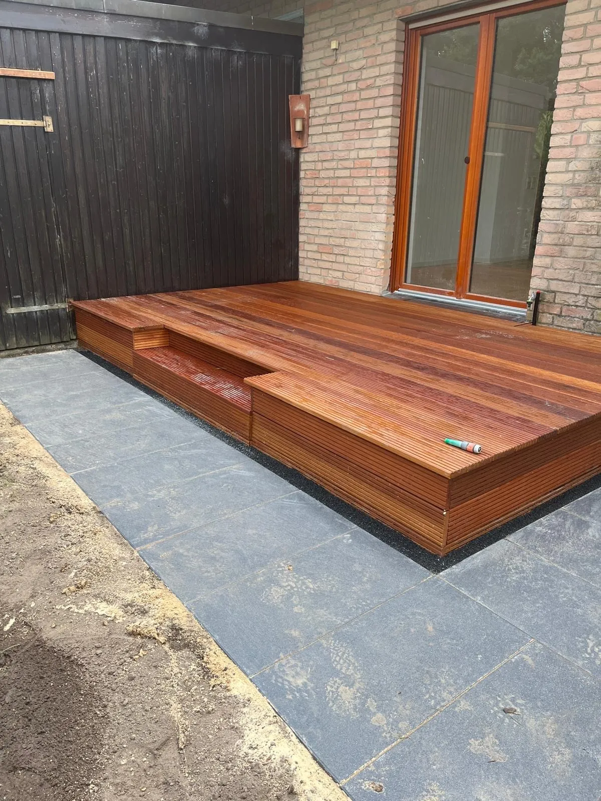 Referenz – neue Terrasse mit Holzdielen und Sichtschutz